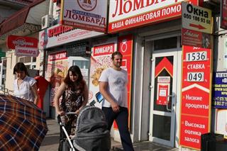 Ломбарды заманивают клиентов выгодными предложениями. Фото: Илья Изотов/РГ